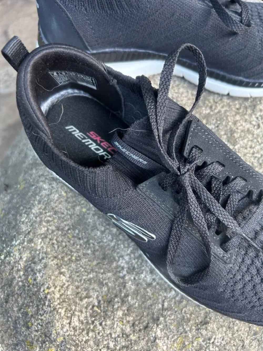 Skechers black memory